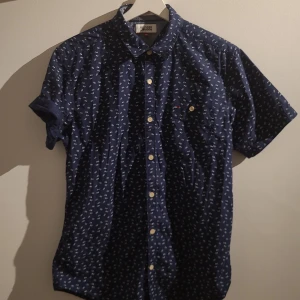 Kortärmad skjorta  - Kortärmad skjorta i butiksskick! Strykes av köparen. Slimfit st.M