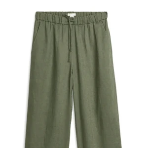 Linnebyxor - Mörkgröna linnebyxor från Arket. ❤️‍🔥 Köpta för 590 kr förra sommaren. ☀️ Har inte kommit till användning då jag gillar min vita mer, därför endast använda 2-3 gånger. Dem är storlek S och går jättebra att ha både lågmidjat eller högre upp. Bra pris!🤗