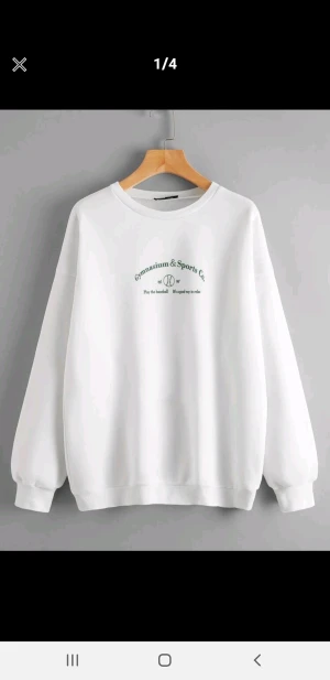 Sweatshirt  - Jättefin jag säljer de för qtt de är inte min typ av stil och beställde nya Sweatshirt som gör att jag har 4 st och en som jag inte använder. Inget fel på de och de finns inga smuts märke helt nya och oanvänd.