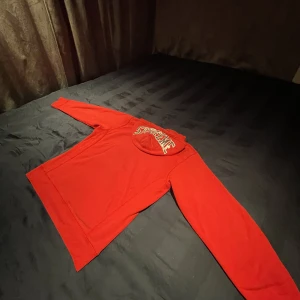 Supreme hoodie - En röd supreme hoodie med SUPREME textat med paljetter på luvan, stadigt material i gott skick.