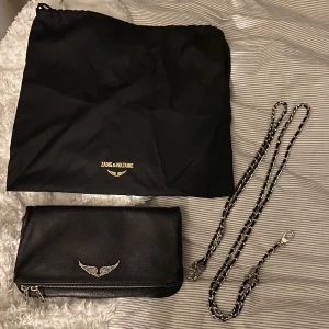 Zadig väska - Super fin väska i den stora modellen från Zadig!! Köpt för 1 år sedan på Zalando, äkta. Både långt och kort band finns kvar, även orginal påsen och kartongen den kom i. Änvänd men i mycket fint skick!! Skriv för frågor💕