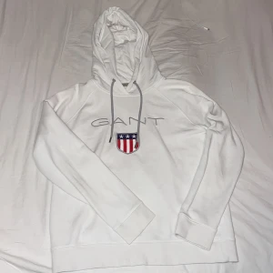 Gant hoodie  - Gant hoodie i storlek M. Den har lite fläckar vid slutet på armen men inget man tänker på!