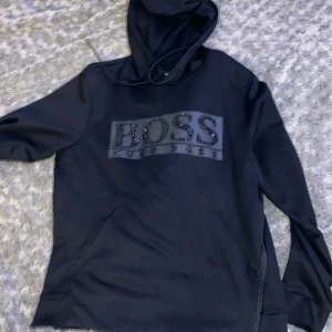 Svart Hugo boss hoodie med paljetter  - En snygg svart Hugo boss hoodie i storlek S men snygga paljetter 