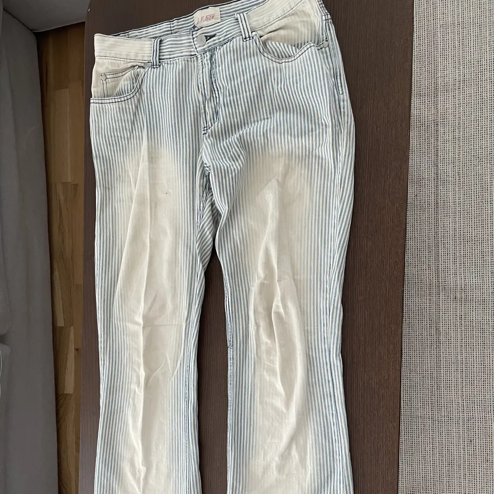 Skitsnygga blå-beige randiga flare pants med faded wash. Perfekt till våren och sommaren.. Jeans & Byxor.