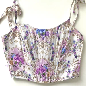 Korsett - Korsett från dollskill, säljer den eftersom den är lite för liten för mig. Nyskick och andvänd en gång, nypris var ca 450kr (katt i hemmet)