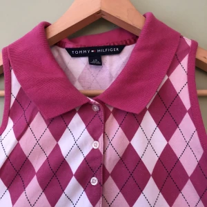 Rutig väst  - Säljer denna väst från Tommy Hilfiger, den är bara testad så i superfint skick. Skriv privat för fler bilder!