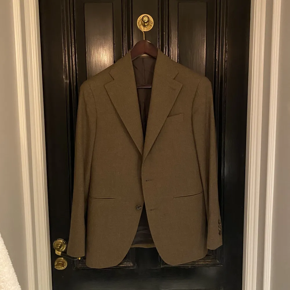 Måttsydd ljusbrun flanellkavaj från Blugiallo Produktnamn: Jacket flannel light brown Storlek: 46 med 2 cm längre högerärm Mer information: https://blugiallo.com/tailored/jacket-flannel-light-brown Använd 2 ggr Ordinarie pris: 6190 kr . Kostymer.