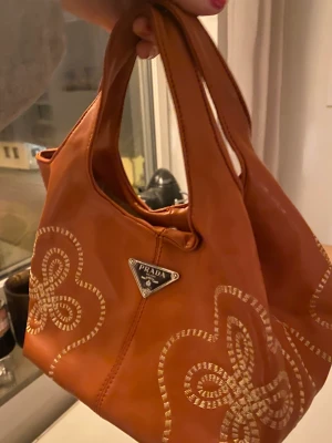 Prada väska - Så cool Prada väska köpt second hand. På grund av att den är köpt second hand vet jag inte äktheten. Använd fåtalet gånger🧡