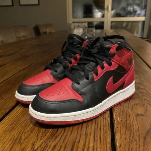 Jordan 1 - Säljer mina jordan 1 som var till min tjej pga att de är för små  . Använda 1 gång för test. 