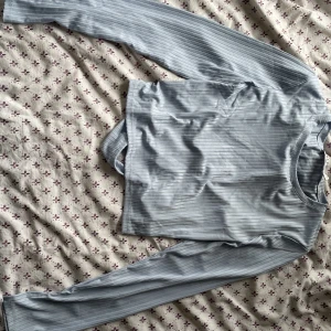 Tröja från nakd  - Storlek xl liten i storlek passar M  Slits på ärmar & öppen rygg 