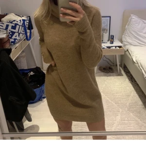 Stickad klänning - Såå fin stickad beige klänning från Only!🙌🏼