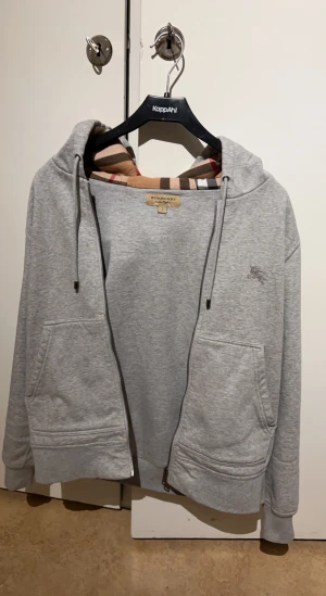 Burrberry hoodie - Säljer min snygga burrberry hoodie som är i stl S men passar större den är i bra skick hör av er för andra frågor