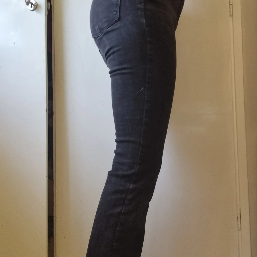 Bootcut byxor med midi midja från Vero Moda. Säljer för att de är lite för små för mig och gillar inte midi.  Använd ett par gånger. Köparen står för frakten!! Kan mötas upp eller skicka! ❤️. Jeans & Byxor.