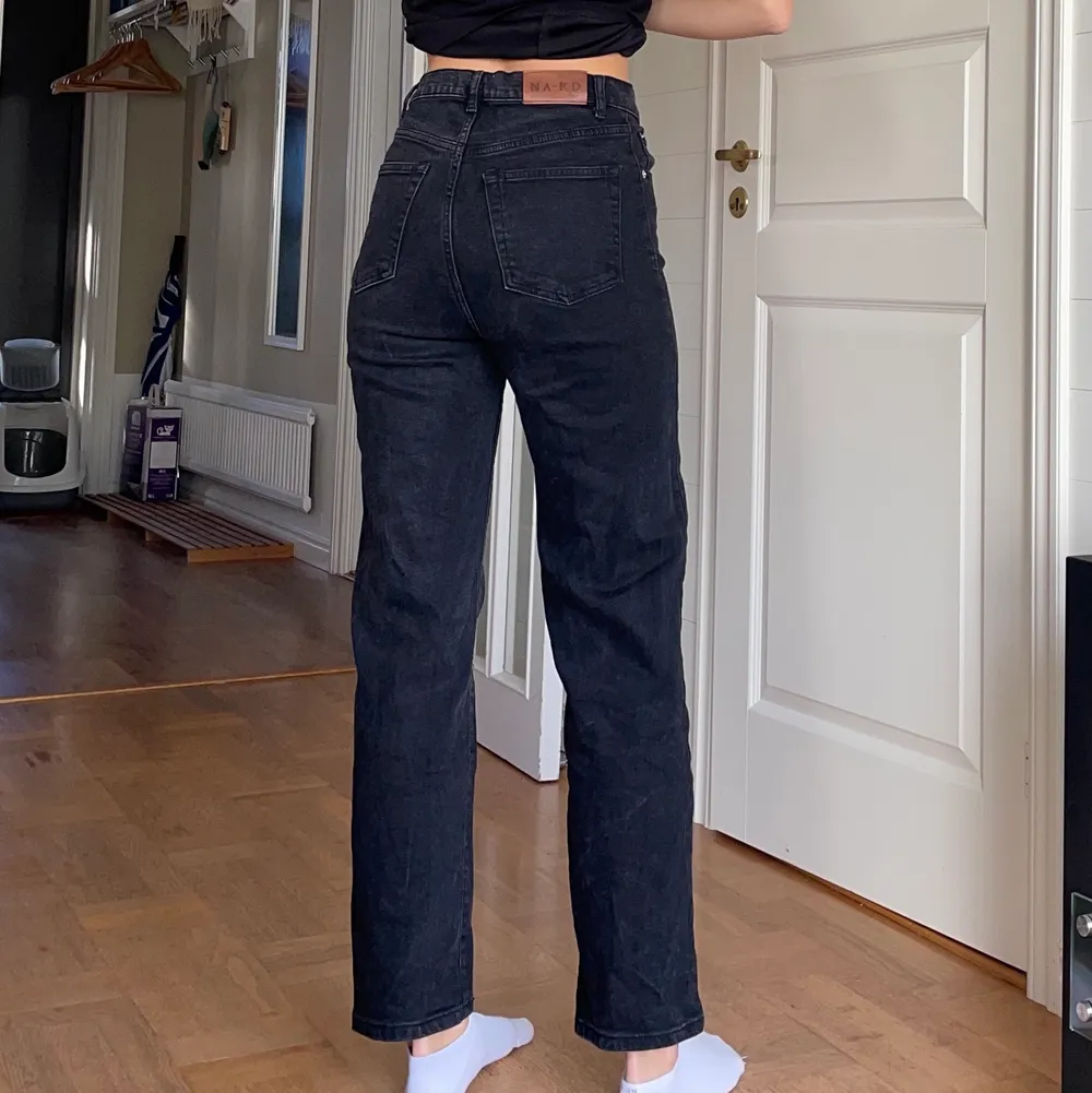 Snygga svarta jeans från nakd. Jag är 172 och de är relativt korta som ni ser på bild, passar runt 160 skulle jag tro. Använda fåtal gånger, bra skick. Storlek 38. Jeans & Byxor.