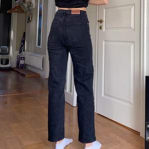 Snygga svarta jeans från nakd. Jag är 172 och de är relativt korta som ni ser på bild, passar runt 160 skulle jag tro. Använda fåtal gånger, bra skick. Storlek 38