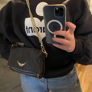 Zadig Rock clutch - Den stora Zadig Rock clucth i blå läder med gulddetaljer, älskat den här väskan men använder den inte längre. Jag har förvarat den bra så den är som ny. NYTT PRIS 3450💕