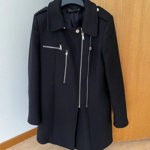 Kappa zara - Svart kappa från Zara i kort modell Använd men i mycket fint skick
