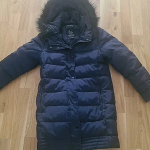 Vinterjacka barn - Tjock vinterjacka från zara girl. (11-12år) 100% dun. Längre modell som går ner över rumpan. Päls på hättan. 