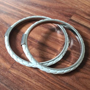 Armband - Armband i konstläder och metall