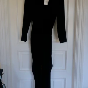 INWEAR JUMPSIUT - Jupsuit från INWEAR. Aldrig använd.  Jätte snygg jumpsuit att ha till jobbet eller utgång. Kan lätte kläs upp och ner. Ny pris 1800kr säljer för 700kr