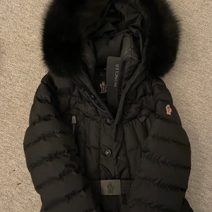 Moncler vinterjacka! - Jag gör nu en intressekoll på min älskade vinterjacka från Moncler! Har används förra vintern så den är väldigt sparsamt använd. Nypris 18.000, säljer den inte för under 15.000. För fler bilder eller frågor, insta dm idamardoukh  