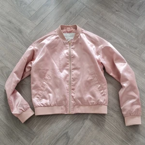 Bombarjacka - Söt bombarjacka i blankt tyg.  Ink frakt 