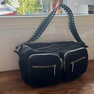 Säljer denna rymliga svarta Noella väska, fint skick och knappt använd. Endast axelremmen som finns kvar!💕 Jag köpte den för 800kr men säljer för 500! Köpare betalar för frakt.💗