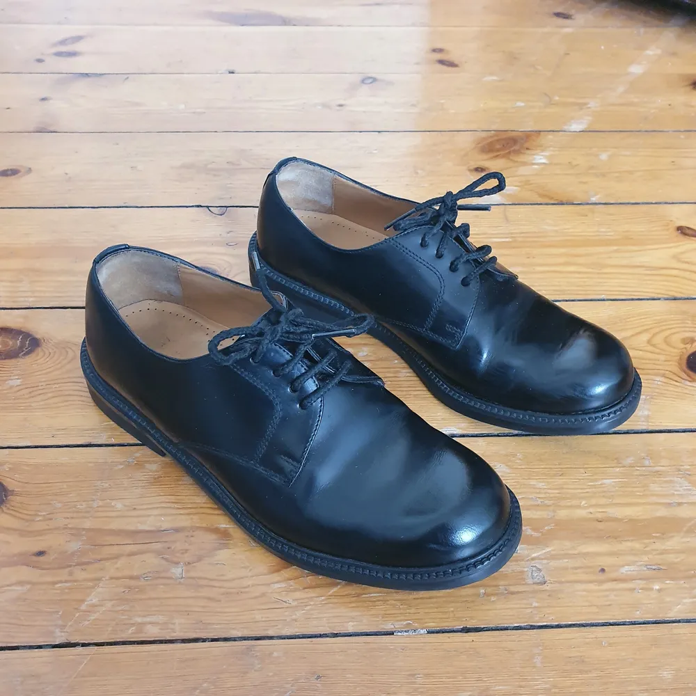 jättefina skor som passar till allt!💫 liknande dr martens fast att dessa är o.g vintage! de är i fint skick men inte perfekt, har nåra små rivmärken på innerkanterna (vilket ju sällan syns).. se bilderna! . Skor.