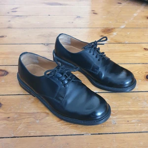 vintage skor stl 37 - jättefina skor som passar till allt!💫 liknande dr martens fast att dessa är o.g vintage! de är i fint skick men inte perfekt, har nåra små rivmärken på innerkanterna (vilket ju sällan syns).. se bilderna! 