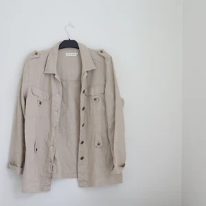 Snygg jacka från Micha - Otroligt snygg jacka i 100% ramie material från märket Micha. Använd väldigt få gånger då den är för liten för mig (kan inte knäppa). Den är strl 46 men skulle säga att den passar S-M bärare bäst.