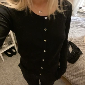 Kofta  - Svart kofta med stjärnor på armbågarna. Aldrig använd💕💕