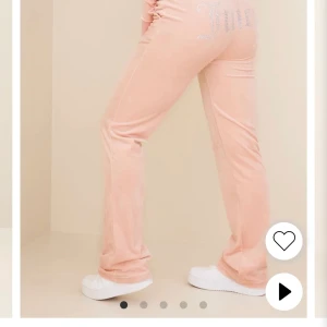  Juicy Couture - Strl M på båda över och underdel. Köpt i maj så inte mycket använt  Nypris typ 2500. Mitt pris för båda är 1250kr alltså halva nypris men kan diskuteras:)