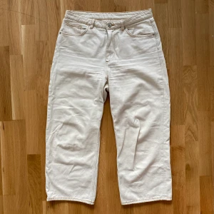 MONKI Mozikjeans Beige strl 30 - Beiga Mozikjeans från MONKI i storlek 30  Använda en del men fortfarande i nyskick  Alla plagg skickas nytvättade