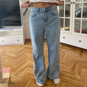 Weekday jeans - Skit snygga weekday jeans som är för små för mig, på bilden är de min kompis som har dom på sig hon bär vanligtvis storlek 36, jag som bär 40 får på mig men dom sitter tajt vid midjan