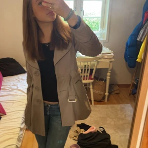 Beige kappa - Beige trenchcoat 