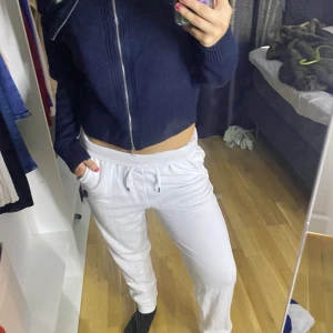 Snygg tröja - En snygg tröja. Säljer du den inte kommer till användning. Där är ifrån Shein så det är inte världens bästa material, men det funkar verkligen.