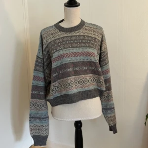 Stickad tröja - Så fin och höstig stickad tröja i en lite kortare midell, köpt på beyond retro! 
