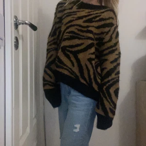 Styckad tröja  - Jag säljer nu min fina stickade tröja ifrån hm. Helt slutsåld och helt som ny. Endast använd fåtal gånger. Inga hål och inte alls nopprig! 💕kan mötas upp i nacka/Värmdö. Pris 149 frakt ingår.