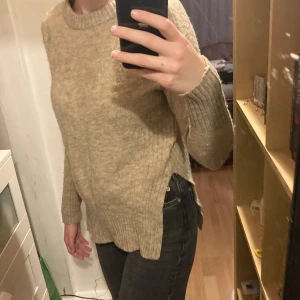 Stickad tröja  - Säljer min stickade tröja från hm  som jag har haft länge men har används 1 gång är ganska tajt i armarna men den är perfekt nu till höst då den är varm, köparen står för frakt 
