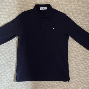 Stone Island långärmad piké - Långärmad piké i storlek S, är i nyskick och aldrig använd. Originalpris 1400kr, pris kan diskuteras! Möts helst upp