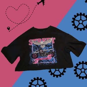 En svart t-shirt  - En svart t-shirt med tryck som jag köpt från shein. Detta är en magtröja. Frakten ingår i priset ❤️ 80 kr alltså sammanlagt 