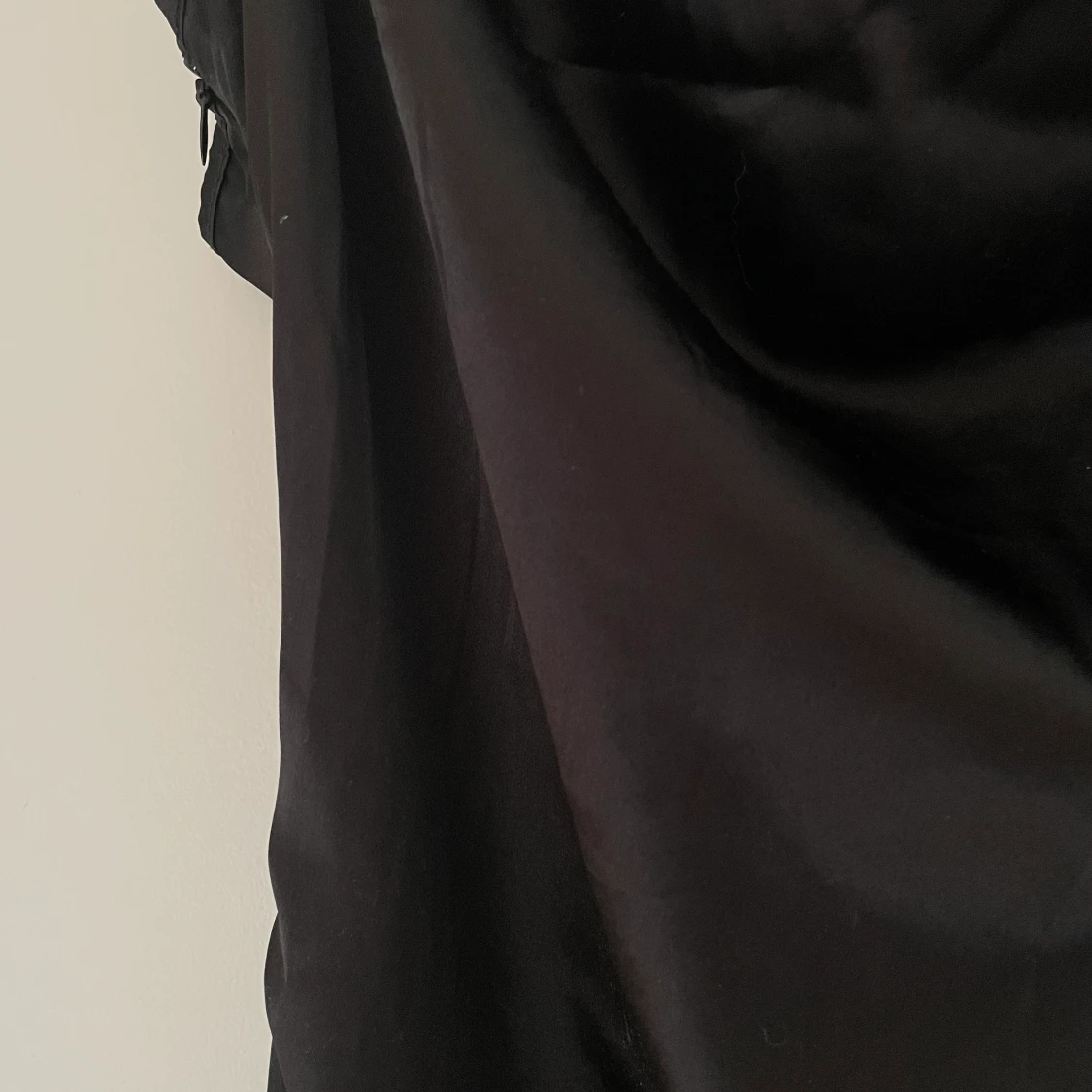 Svart satinkläning  - 90
