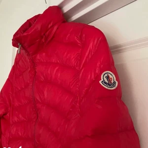 Röd moncler jacka  - Super snygg moncler jacka i strl xl men passar Medium, jag tror att den är äkta för jag har själv köpt den här på plick