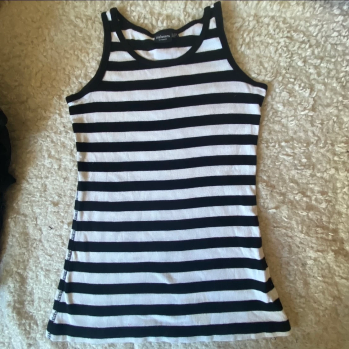 En svartvit randig topp