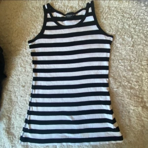 En svartvit randig topp - Jag säljer min svart vita topp eftersom den kommer inte till användning. Ny och oanvänd.