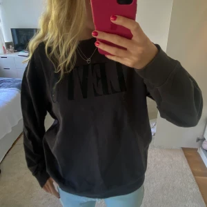 Sweatshirt - Cool sweatshirt med glansigt Levis tryck från Levis. Strl S. 