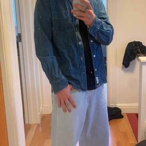 Acne studios jeansjacka / overshirt  - tunn Jeansjacka / skjorta från Acne Studios.  Standard passform, inga defekter. Jag är 183cm för referens. 