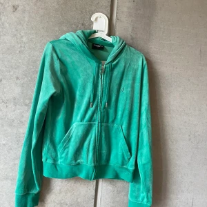 Juicy couture set - Juicy couture set i storlek L, känns som en M. Köpt från Nelly, kan visa kvitto om intresse finns. Använd 1-2 gånger. Färgen Gumdrop green. 