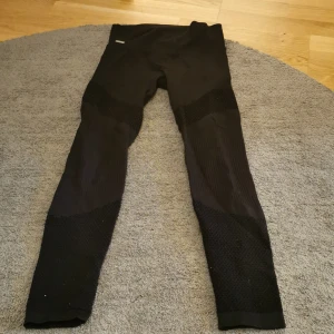 Träningsbyxor  - Stl Xs skick bra men en tråd lite lös annars är dom hela och fina att använda till gymmet 