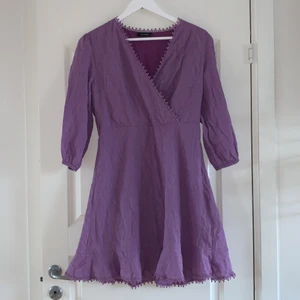 Lila sommarklänning med spetsdetaljer! - Säljer denna fina klänningen som bara är använd en gång då den användes till en utklädnad. Omlott framtill med fina spetsdetaljer! I storlek 40 men skulle säga att den är lite liten i storlek så mer 38.